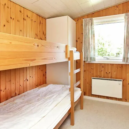 Four-bedroom Holiday In 5 Holiday home